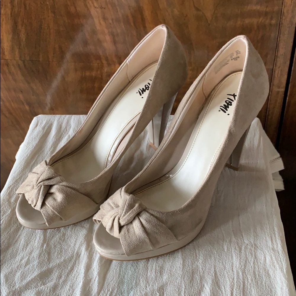 Fioni size 8.5 nude beige tan cream taupe heels